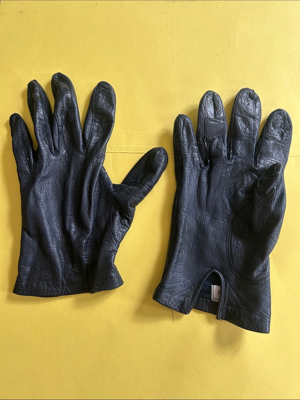 Black MADOVA gloves